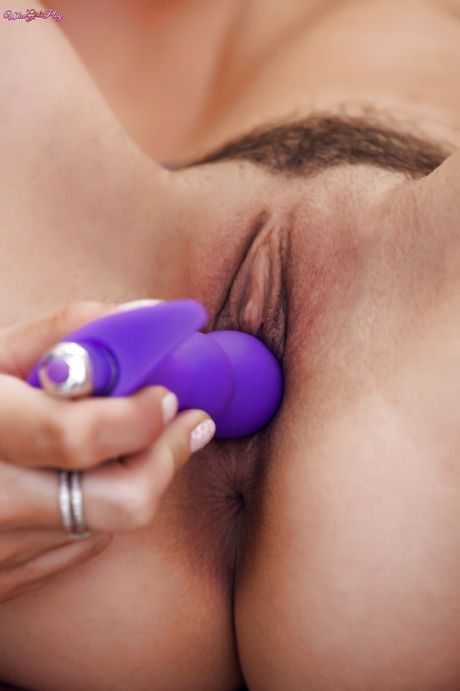 レズビアンの女の子、カプリ・アンダーソンとシャイラ・ジェニングスがソファで裸になる