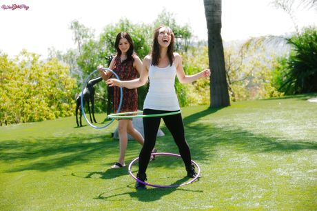 女同志玩偶 Jenna Sativa 和 Shyla Jennings 在床上舔陰部