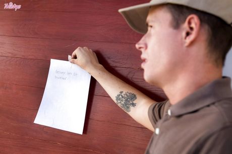 巨乳のアメリカ人金髪マキシム・ローは配達員にオマンコを舐められチンポを突っ込まれる