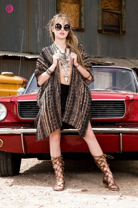 写真を見ると、スカーレット・セージは次の冒険を探している非常に魅力的なブロンドの十代の女の子のようです。