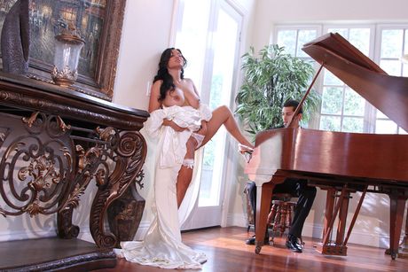 黑髮亞洲熟婦傑西卡曼谷的陰戶被黑色雞巴塞滿