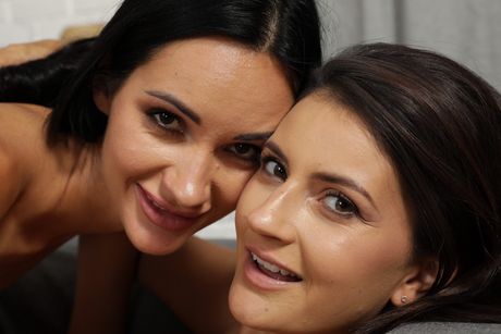 Lesbiske babes Megan Venturi og Tiny Tina har sex på et spisebord