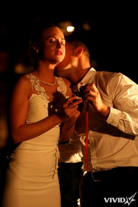 蒙住眼睛的美女 Vinna Reed 被手指插入陰部並乾了她