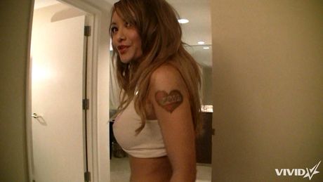 アジア人のママ、ティラ・グエンがソロで巨大なおっぱいとお尻を披露