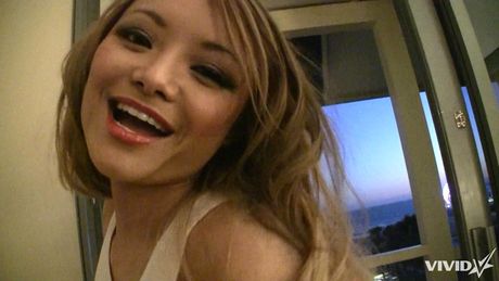 Asiatisk mor Tila Nguyen viser sine enorme bryster og røv solo