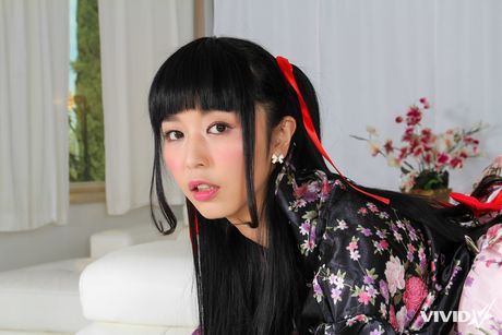 亞洲女孩 Marica Hase 吸吮黑屌，然後穿著黑絲襪騎乘