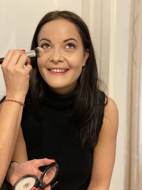 Blonde skønhed Cherry Kiss og en brunette lesbisk bliver nøgen på en sofa