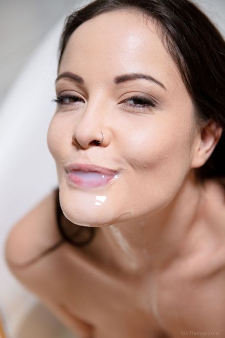 Dolly Diore bader i mælk, den cremede væske efterlader hendes blege hud så