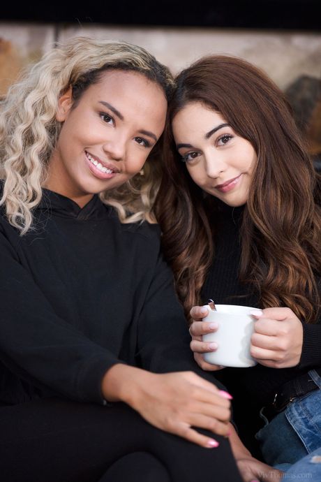 性感少女女同志 Romy Indy 和 Ginebra Bellucci 在露臺上做愛