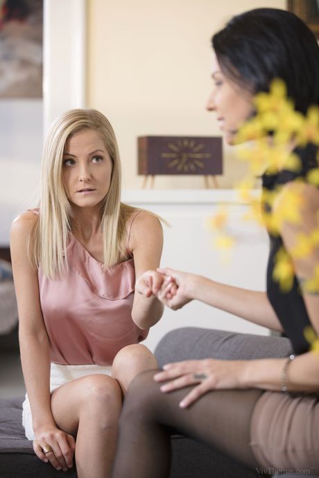 性感女孩女同志 Nesty A 和 Cindy Hope 穿著絲襪互相舔陰