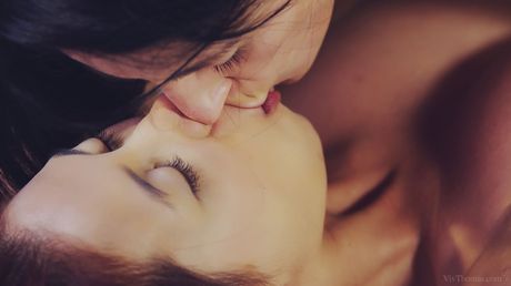 Asiatiske lesbiske Lexi Dona & Paula Shy kysser, før de slikker fisser i poolen