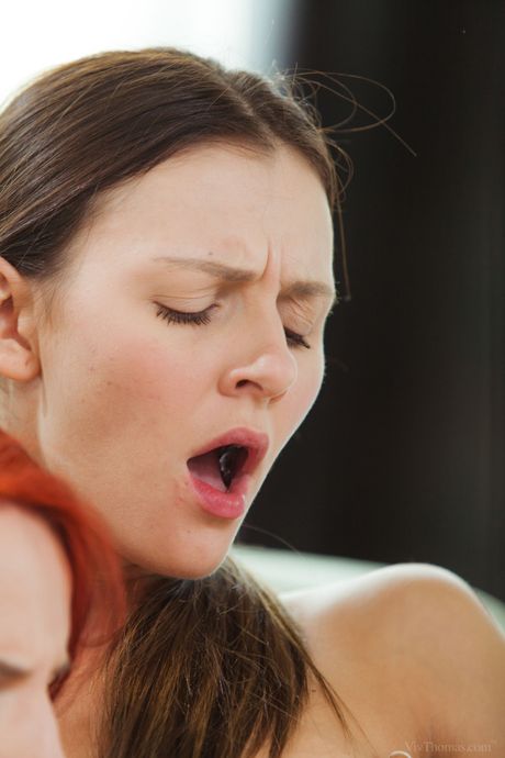 V: ホットなレズビアンのキラ・ゼンとレイラ・スミスがソファでマンコを舐める前にキスをする