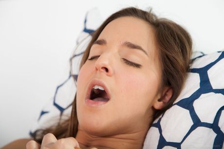 性感女同性戀 Kari A 和 Amirah Adara 在沙發上親吻，然後舔陰部