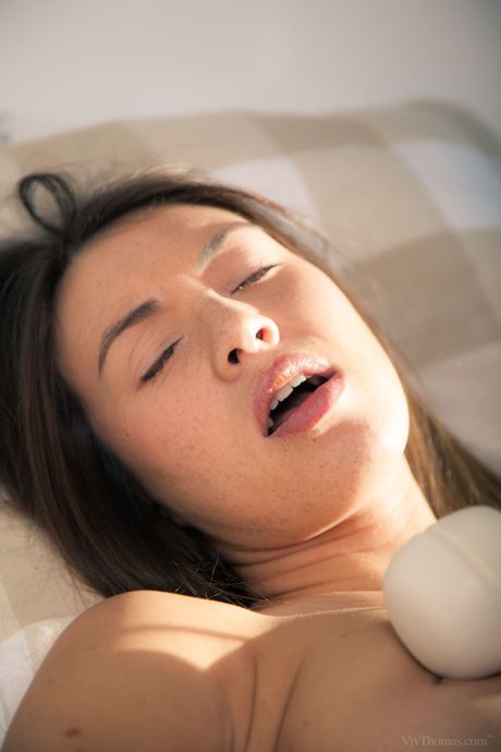 令人驚嘆的女同性戀者 Tiffany Doll 和 Amirah Adara 在性愛中使用振動器