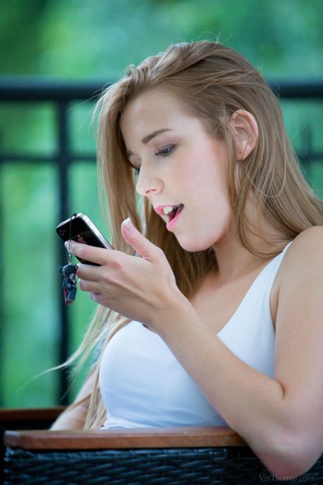 青少年女同志 Alexis Crystal 和 Silvie Luca 在床上舔陰部和肛門