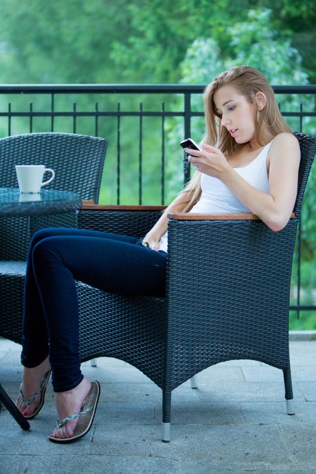 青少年女同志 Alexis Crystal 和 Silvie Luca 在床上舔陰部和肛門