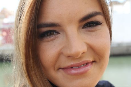 女同志女孩 Tracy Lindsay 和 Suzie Carina 在泳池邊露台上做愛