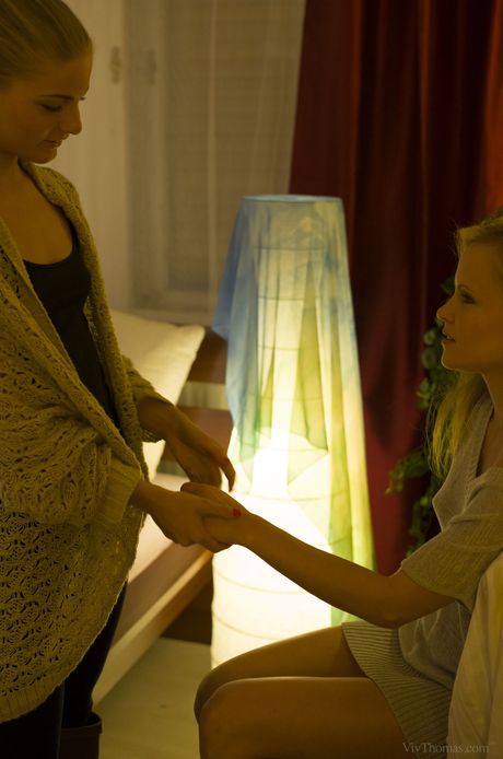 Teen lesbiske Cayenne A & Jo slikker fisser under en yogasession på en måtte