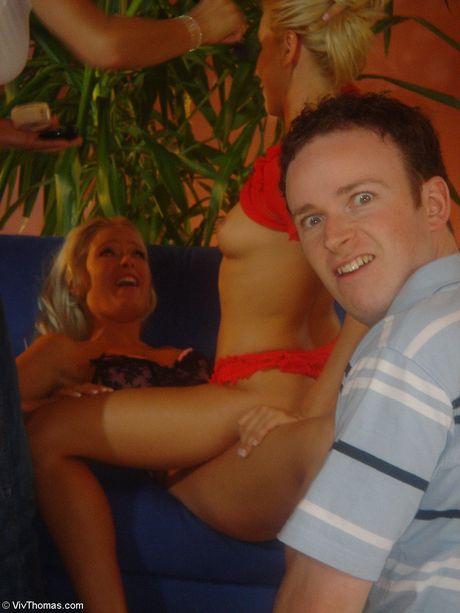 Charmerende lesbiske Sandra Shine & Gina B kysser & slikker hinandens fisse i græsset