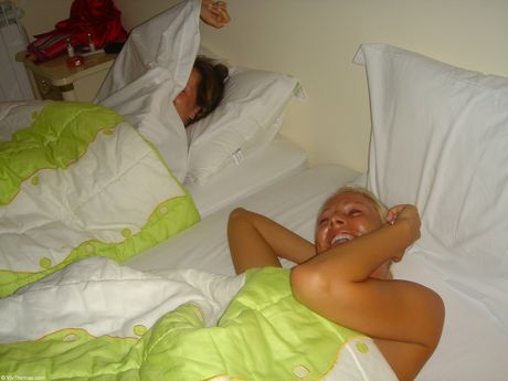 Blonde teenagere Jo & Sandra Shine bliver nøgen i køkkenet efter en svømmetur