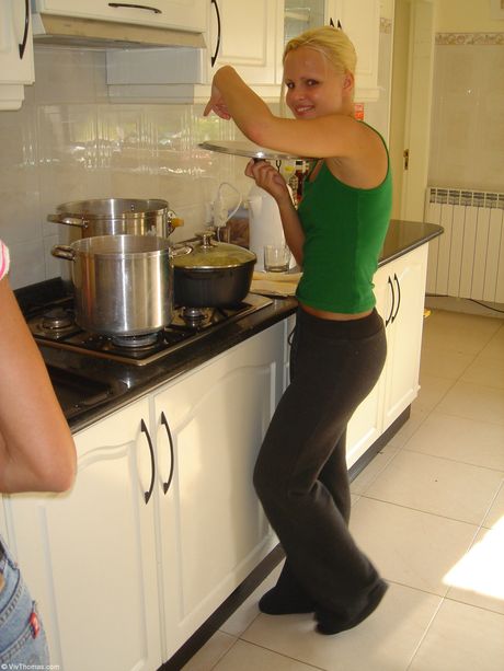 Blonde teenagere Jo & Sandra Shine bliver nøgen i køkkenet efter en svømmetur