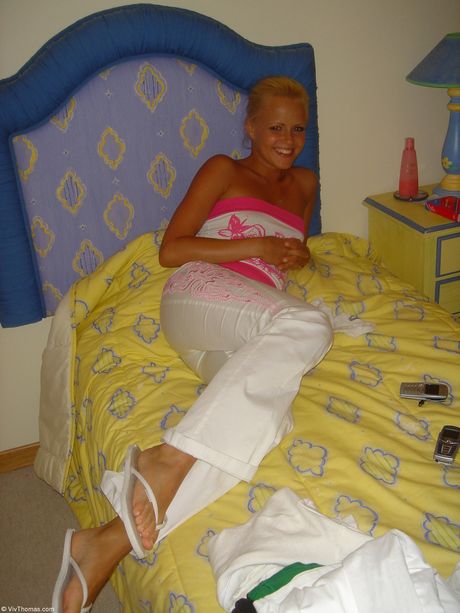 Blonde teenagere Jo & Sandra Shine bliver nøgen i køkkenet efter en svømmetur