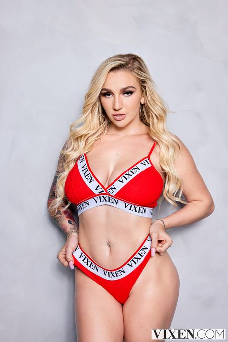 Kendra Sunderland nyder en stor pik i munden og fissen