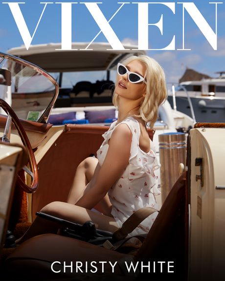 金髪ギリシャ人ティーンのクリスティ・ホワイトがソファでセックスの前に裸になる