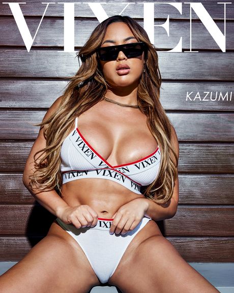 Asiatisk skønhed Kazumi Squirts tager en cumshot på sine fantastiske bryster efter et fuck