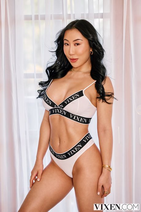 Asiatisk pige Nicole Doshi tager en ansigtsbehandling efter et kneppe i sengen