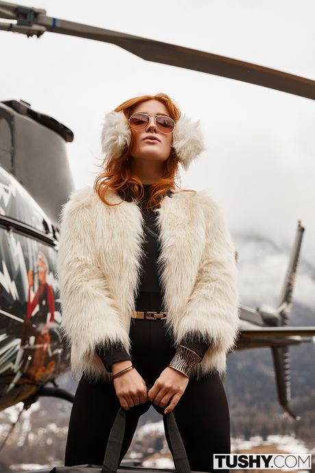 Sexet russisk skønhed Jia Lissa får sin twat slikket ud og røvkneppet i bjergene