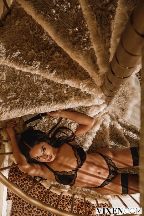 Mørkhåret teenager Teanna Trump får en creampie efter interracial sex