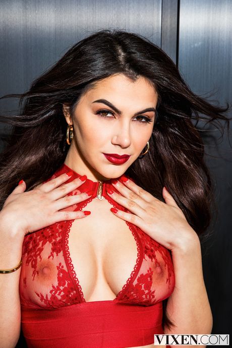 Italiensk pige Valentina Nappi nyder en stor sort pik i forskellige positioner