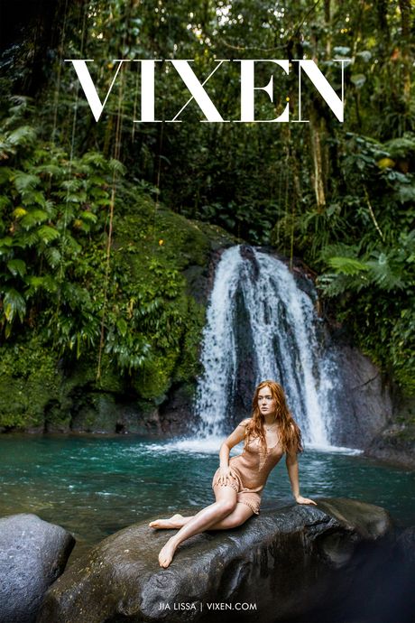 少女 Jia Lissa 和 Ellie Leen 在床上進行三人性愛