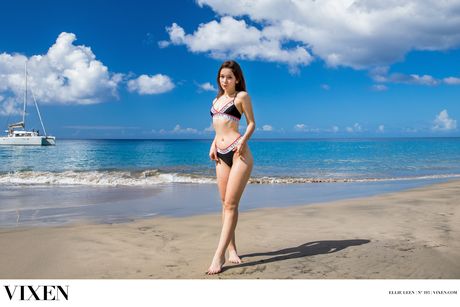 嬌嫩的荷蘭寶貝 Ellie Leen 的陰道被雞巴塞滿