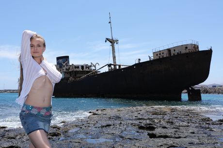 繊細なティーンエンジェルBが公共の場でピンクのオマンコを露出