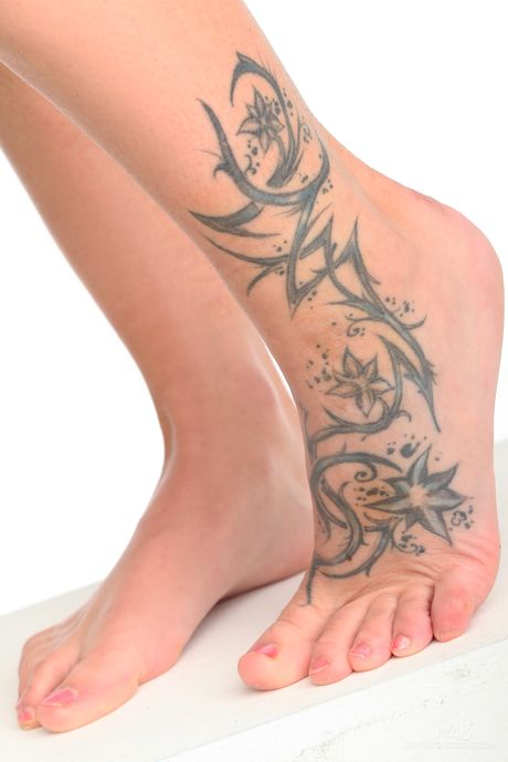 魅力的なティーンのベラ・ベイブは完璧なおっぱいと美味しいオマンコを披露します