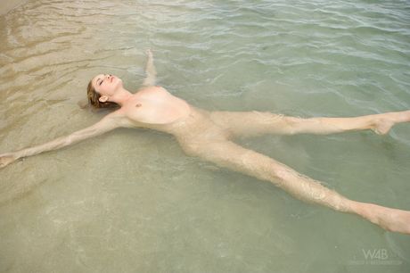 嬌小的少女 Alissa White 在海灘上脫光衣服，露出她嬌小的乳房和陰部