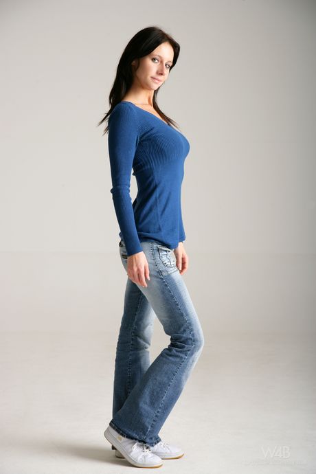 European teen Enza shows off her big tits and her delicious pussy in a solo