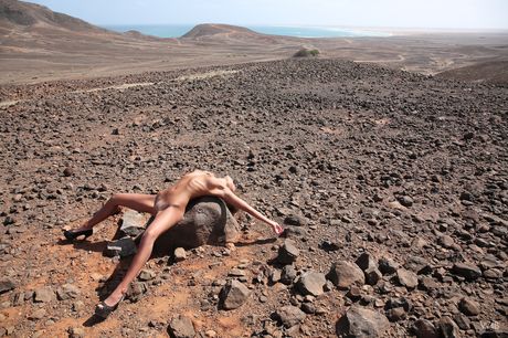 Melena A er en smuk pige, der elsker at onanere udendørs