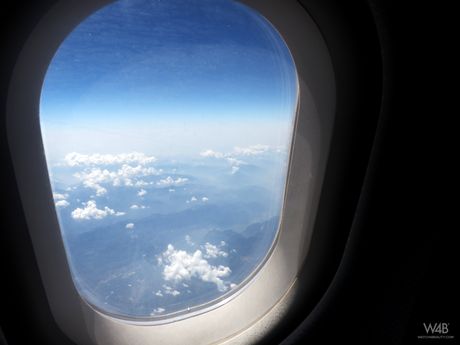 魅力女孩瑪麗亞穿著性感內衣在戶外擺姿勢並自慰