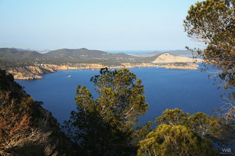 魅力女孩瑪麗亞穿著性感內衣在戶外擺姿勢並自慰