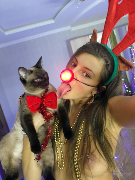 Sexet russisk dukke Melena A leger med en slikkepind, før hun klæder sig ud