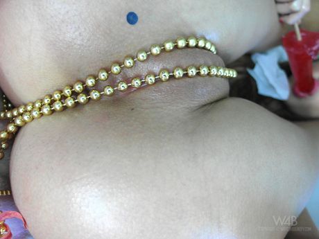 Sexet russisk dukke Melena A leger med en slikkepind, før hun klæder sig ud