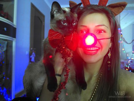 Sexet russisk dukke Melena A leger med en slikkepind, før hun klæder sig ud