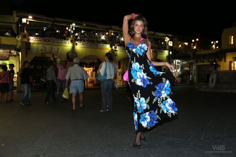 メレナ・マリア・リヤは裸になるのが大好きなセクシーな小悪魔です