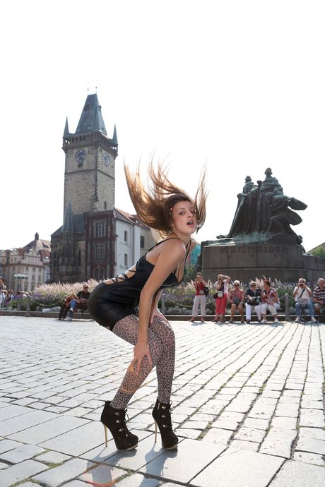 嬌小的俄羅斯娃娃 Melena A 在公共停車場的車上裸體