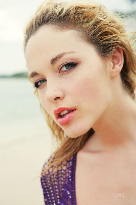 Fantastisk mørkhåret amatør præsenterer sine store bryster og spreder sin trimmede fisse