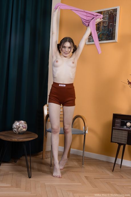 茶色の目をしたロシアのひよこミルカ・ウェイが完璧なお尻と指を披露