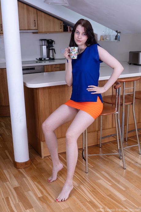 漂亮的捷克美女海倫道森脫掉內衣，完全赤裸